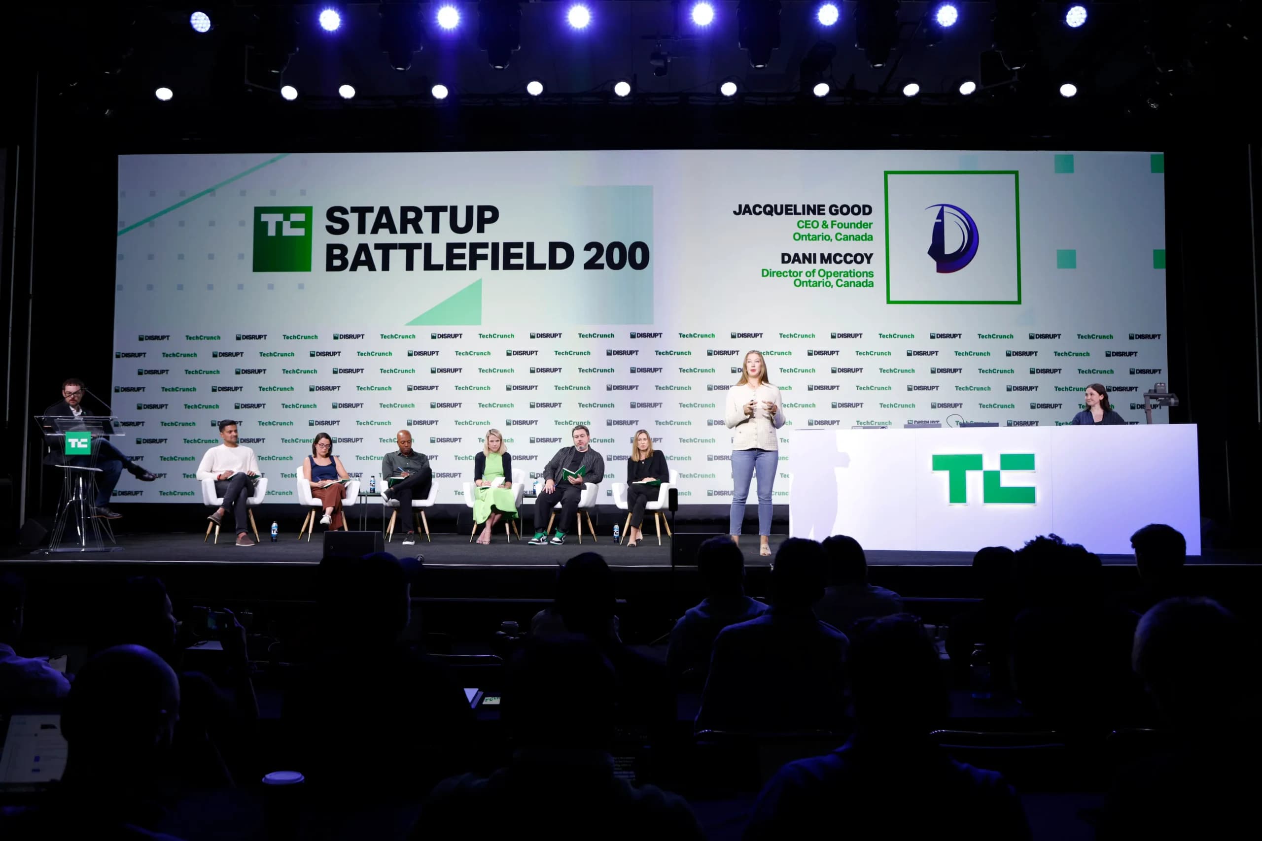 Foto do palco e da área de expositores do TechCrunch Startup Battlefield 200.