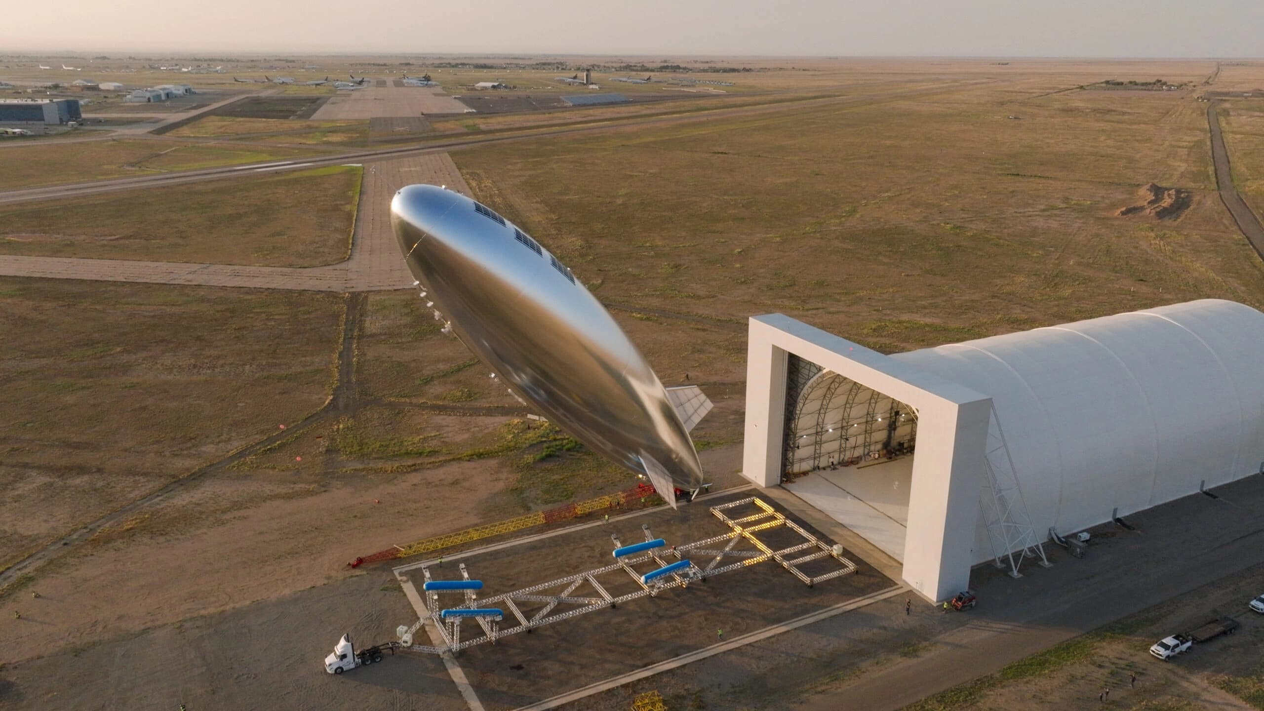 Plataforma HAPS da Sceye sendo lançada do Novo México para um teste de conectividade na estratosfera
