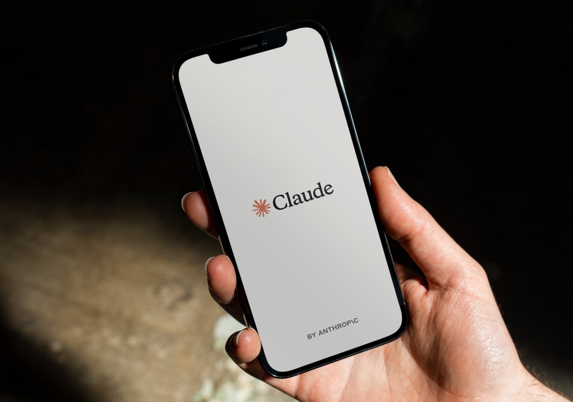 Aplicativo Claude exibido em um dispositivo móvel