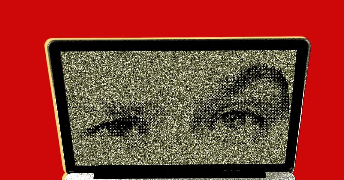 Tela de computador com elementos visuais de segurança digital e inteligência artificial contra golpes