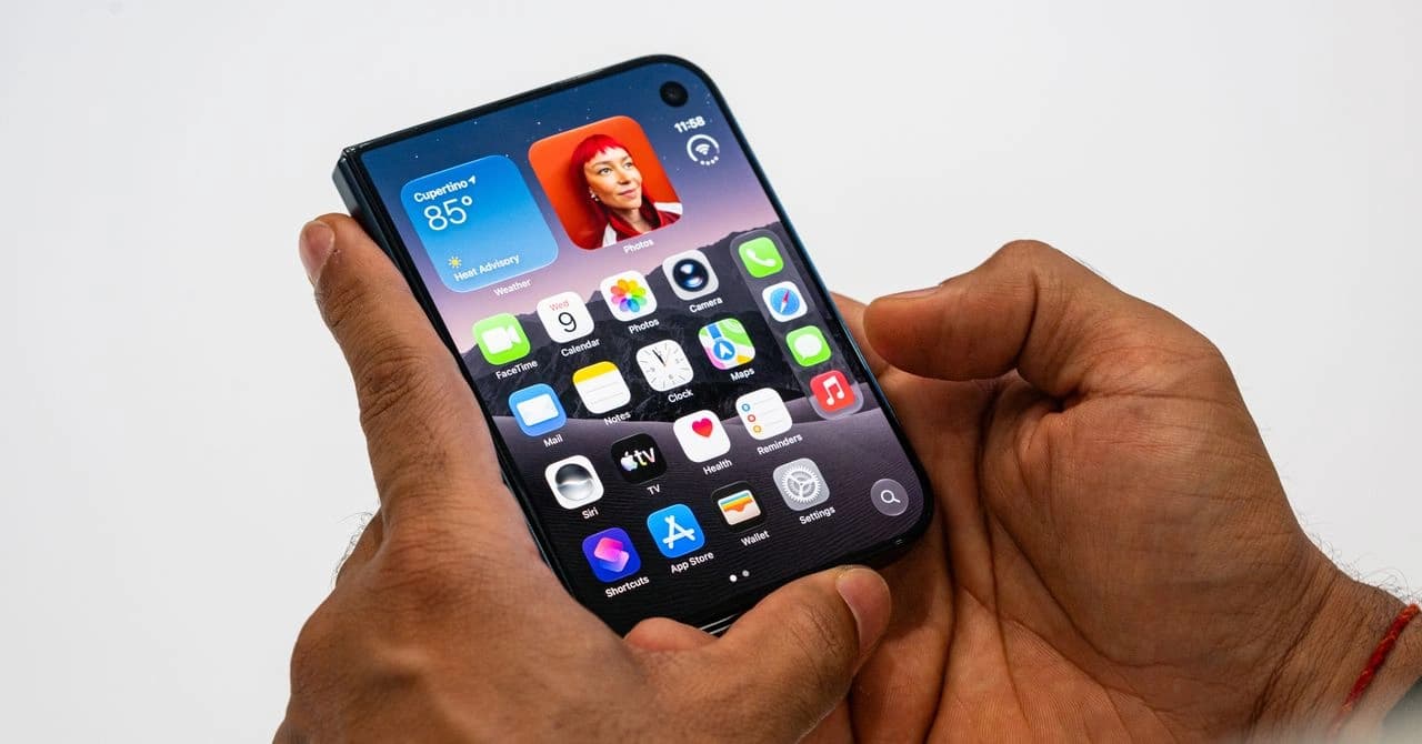 iPhone Duo dobrável fotografado aberto para mostrar a tela interna