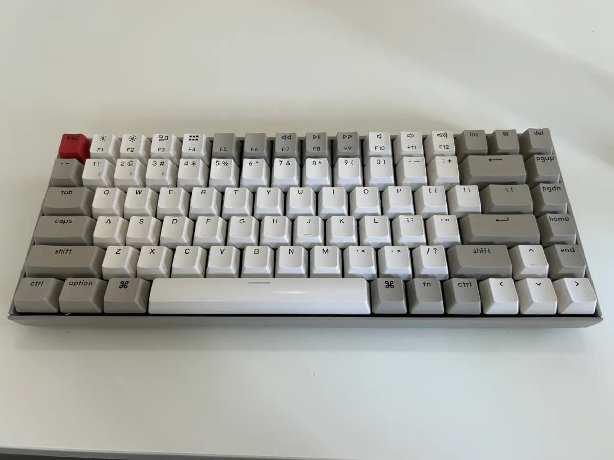 Teclado mecânico usado em uma mesa de trabalho