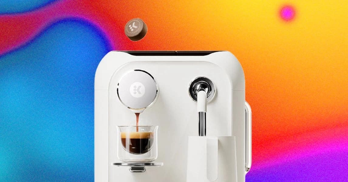 Máquina de café Keurig Alta ao lado de uma bebida sendo preparada
