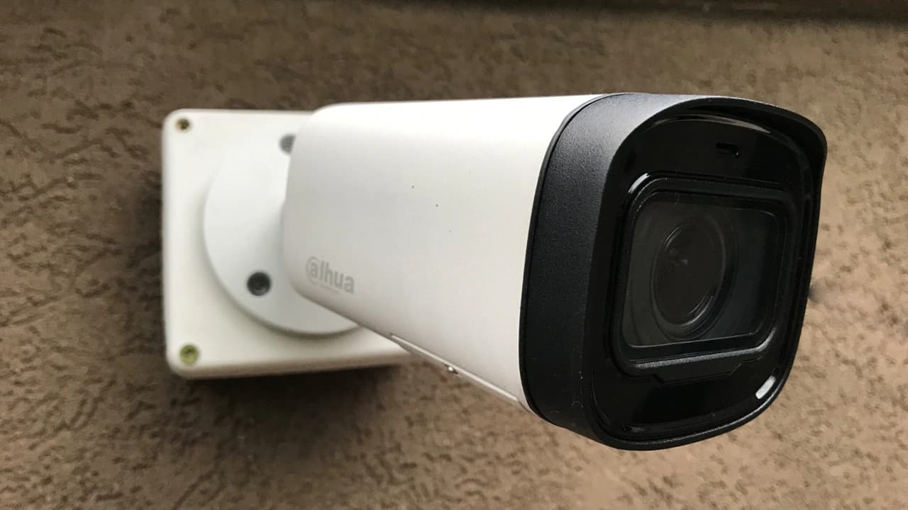 Câmera residencial analisando o ambiente com inteligência artificial