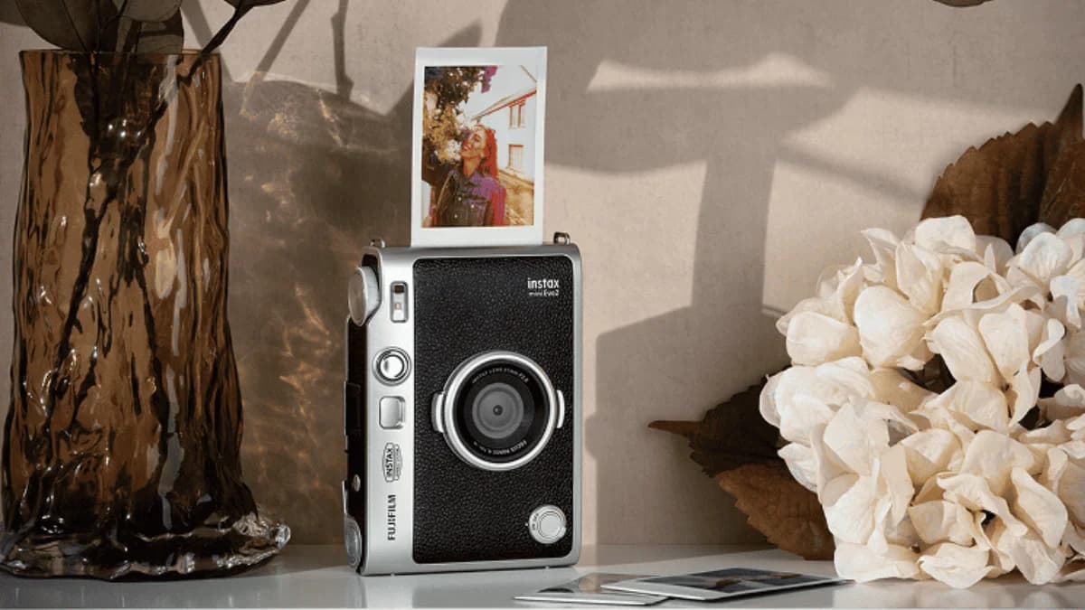 Câmera Fujifilm instax mini Evo 2 exibida em imagem de divulgação