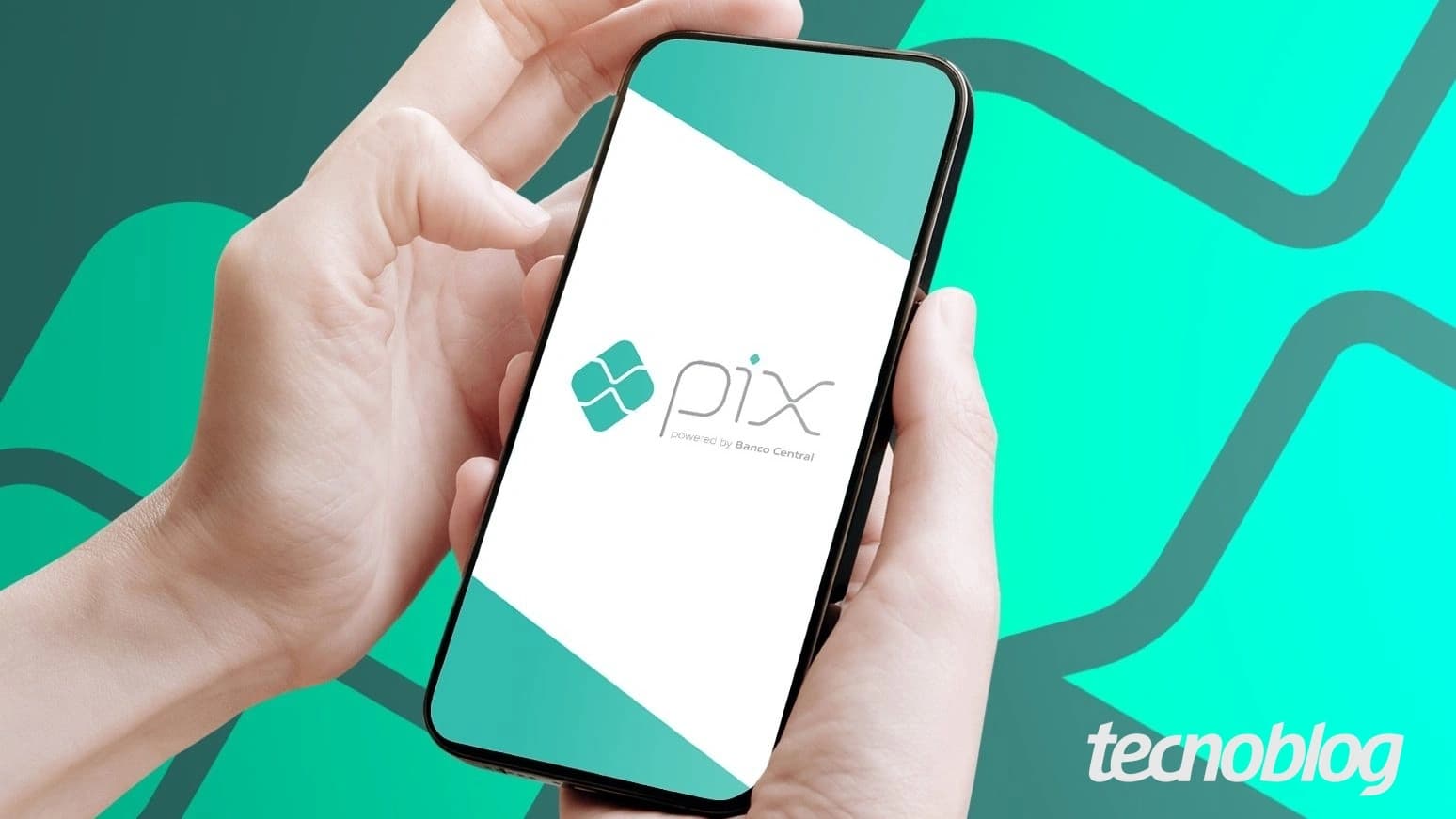 Mãos aproximam um celular com o logotipo do Pix de um terminal de pagamento