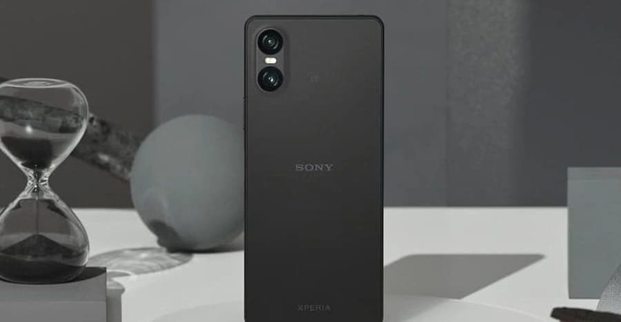 Sony Xperia 10 VI exibido em close, com a traseira e o conjunto de câmeras visíveis