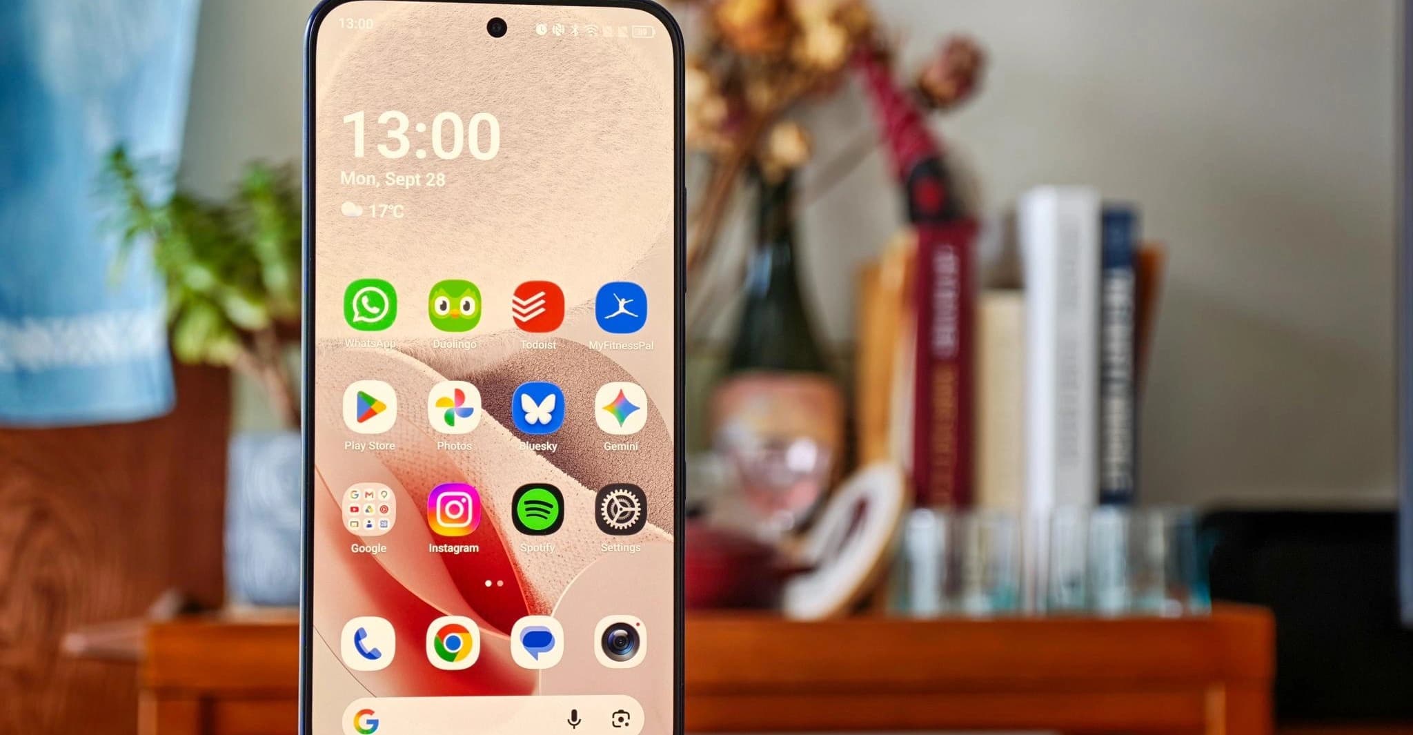 TCL P80 Ultra exibido com sua tela OLED de acabamento fosco Nxtpaper