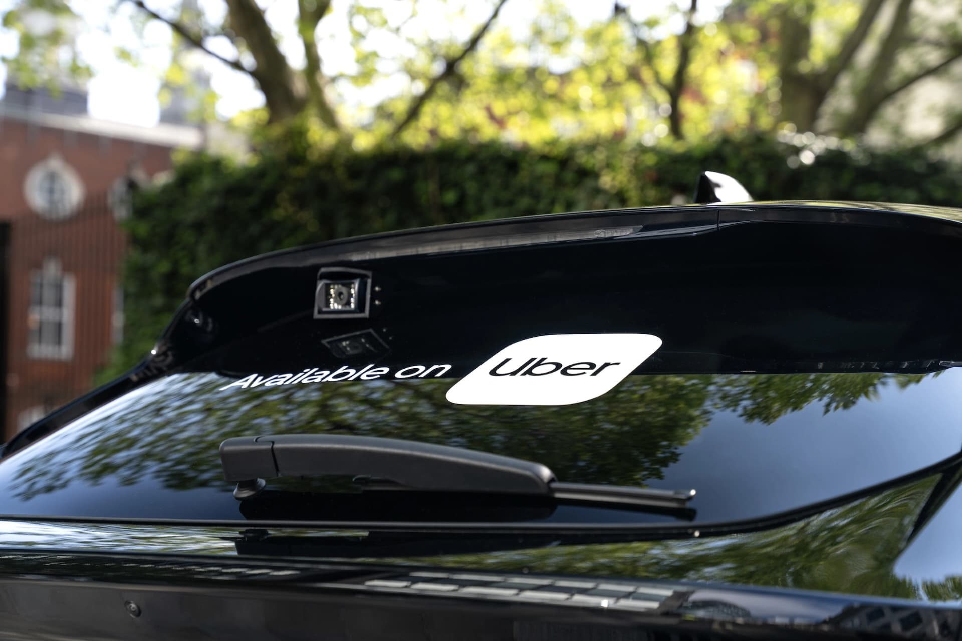 Adesivo da Uber na traseira de um carro
