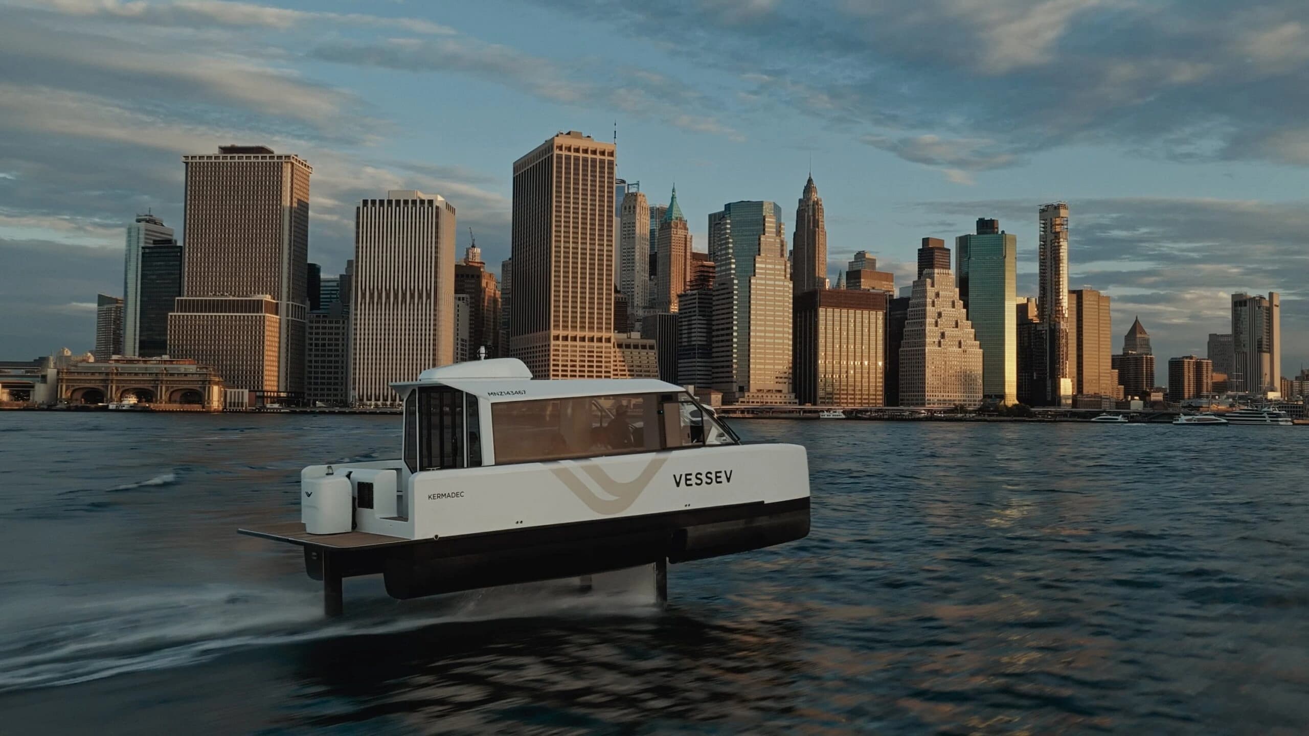 Hidrofólio elétrico da Vessev navegando perto de Manhattan