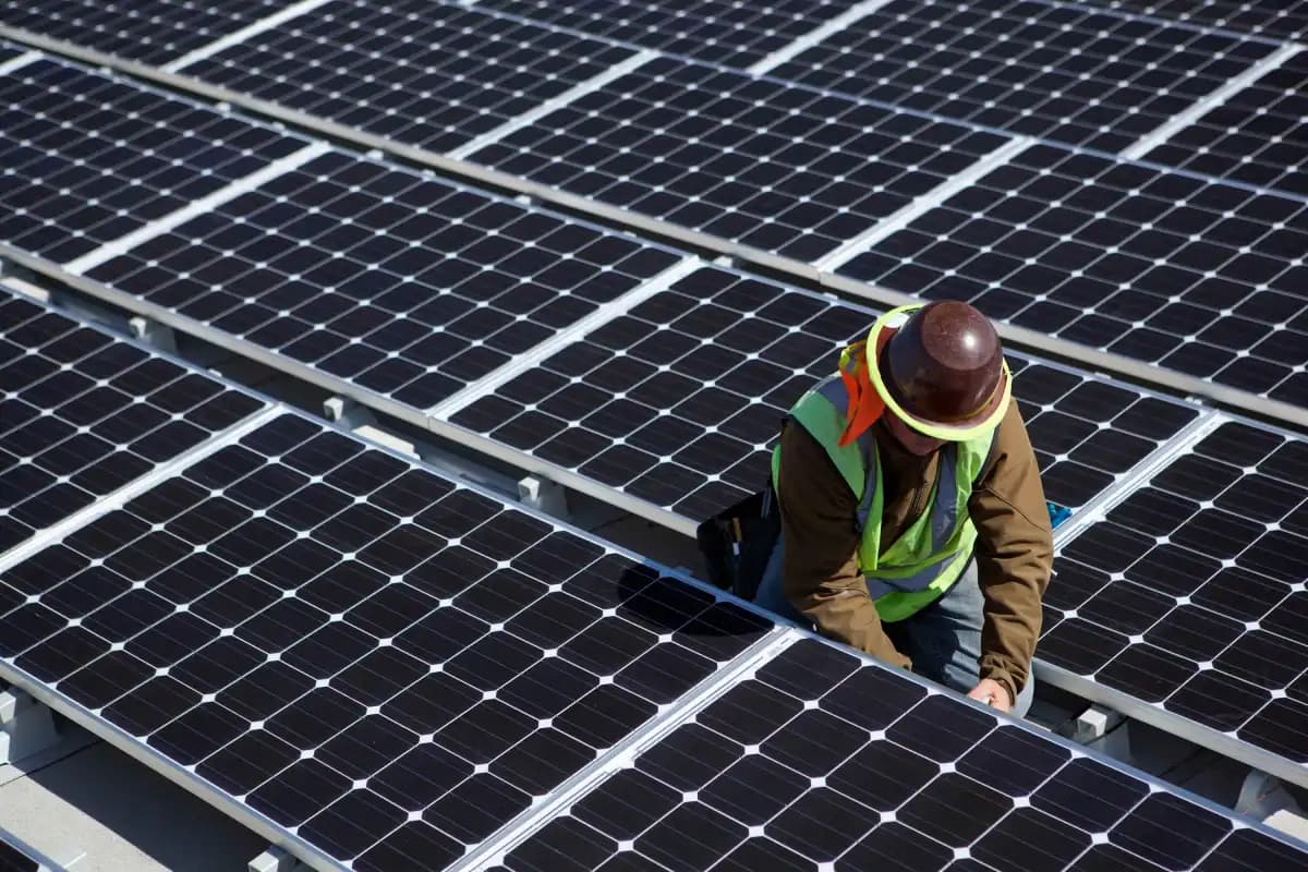 Solar vai dominar a energia em 2035, mas data centers de IA mantêm combustíveis fósseis no mercado