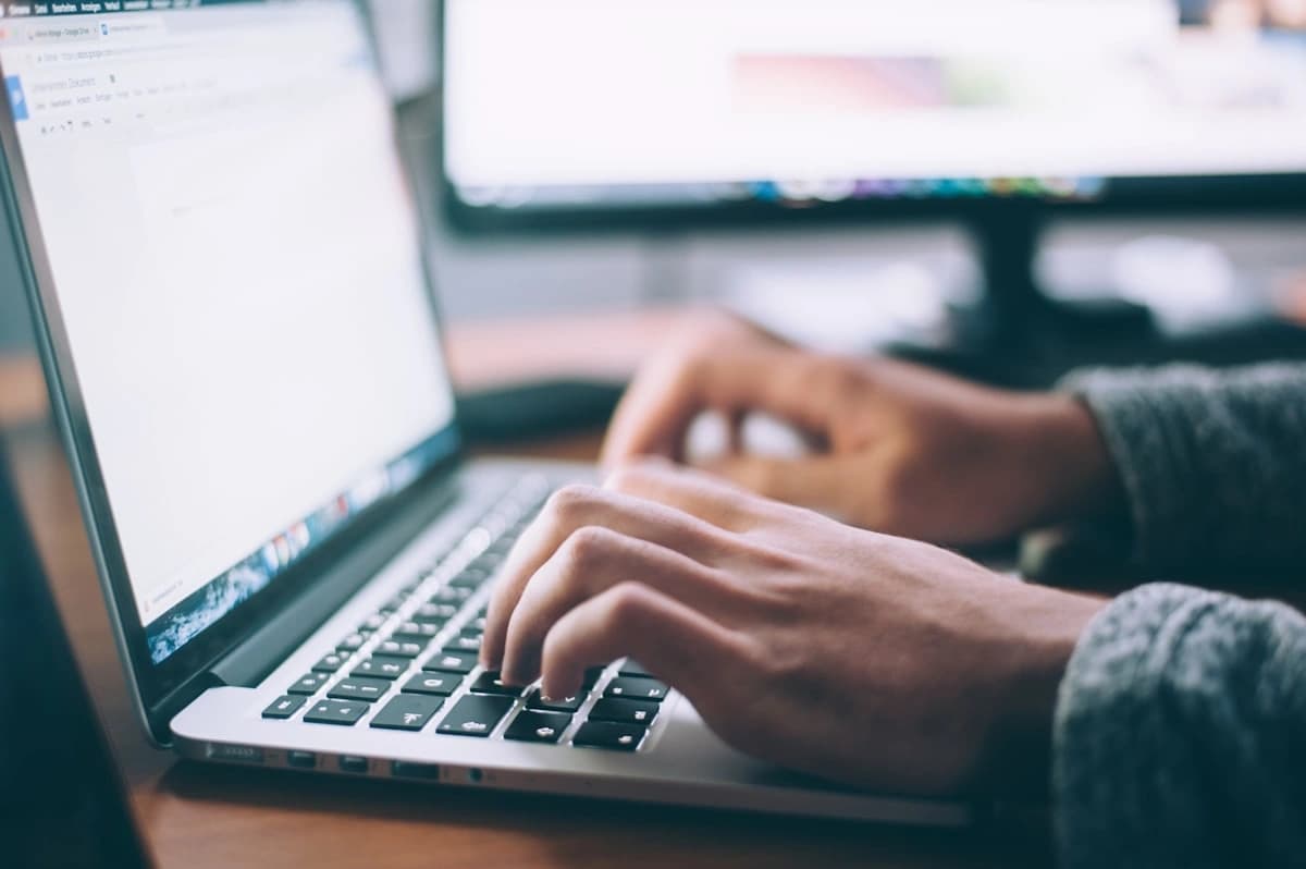 Demissões em massa no setor de tecnologia: como a IA está remodelando o mercado de trabalho em 2026