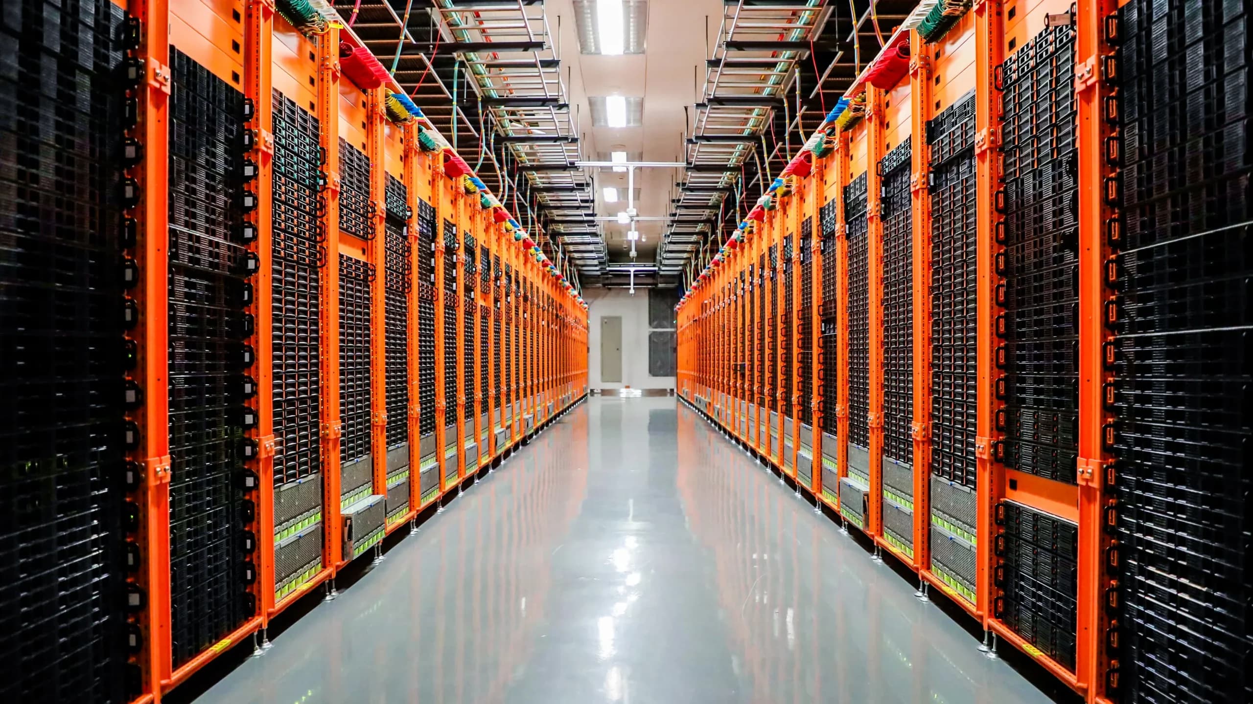 Servidores dentro de um data center da Alibaba Cloud