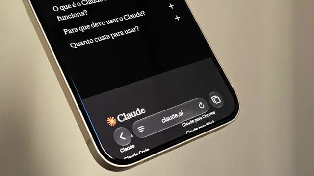 Celular com o site do Claude aberto - marca dagua invisivel IA