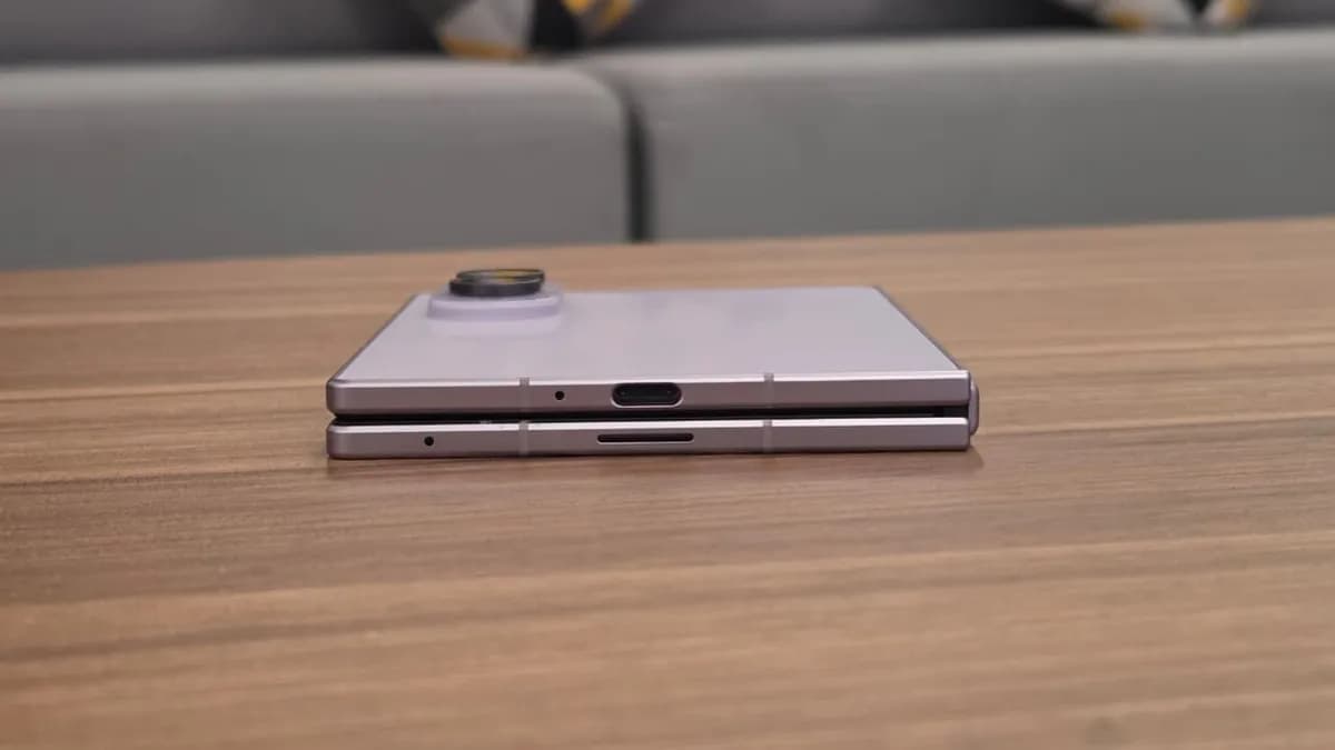 Samsung Galaxy Z Fold 8 com tela externa compacta em formato passaporte