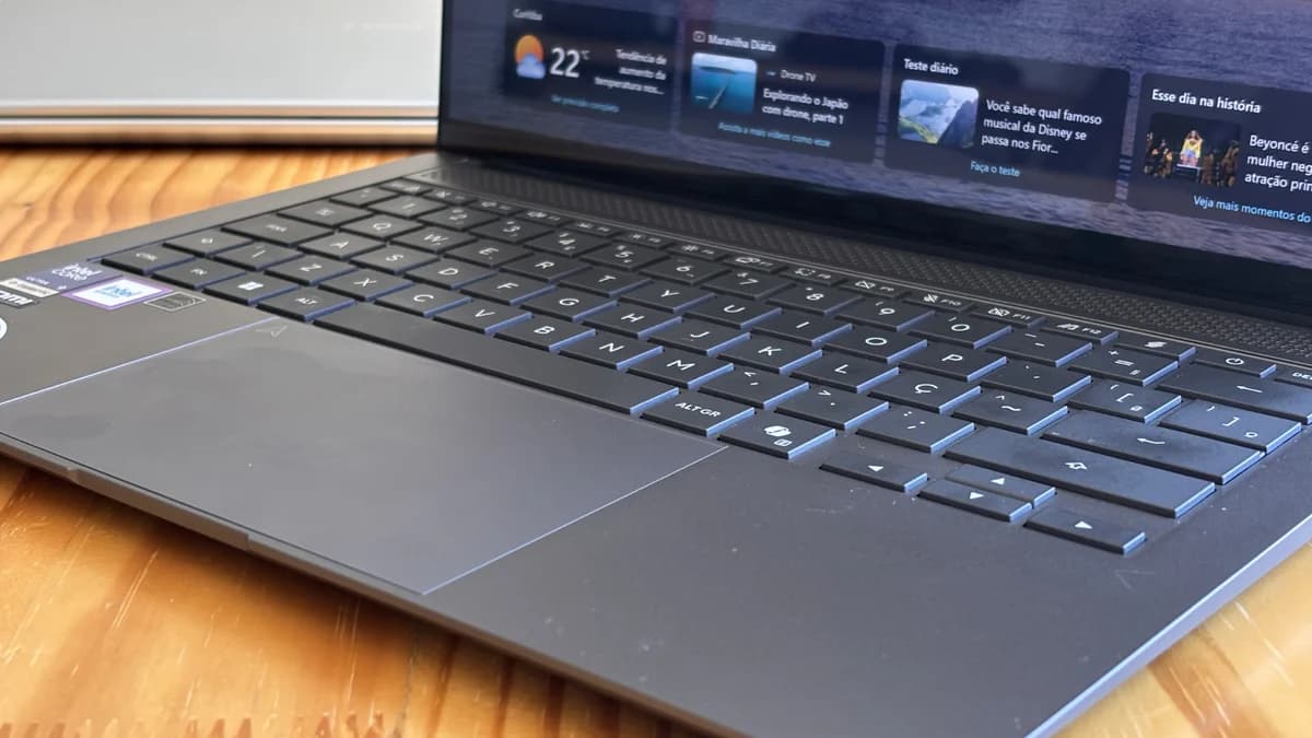 Notebook com interface de inteligência artificial ao fundo, representando a arquitetura de um AI PC
