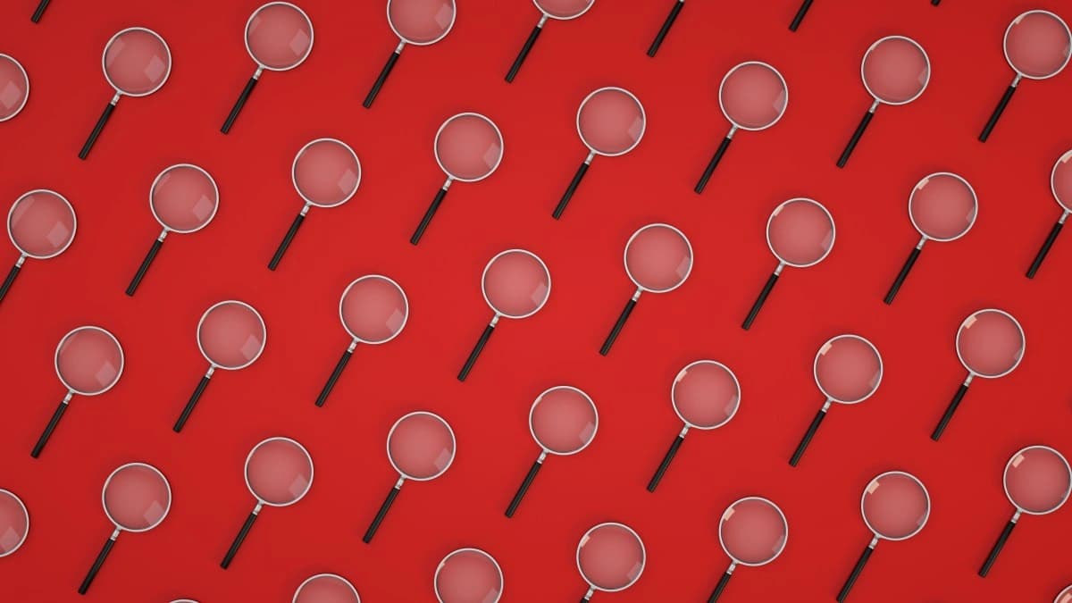 Lupa de aumento sobre uma ilustração de modelo de inteligência artificial, representando a investigação sobre o Ox Alpha