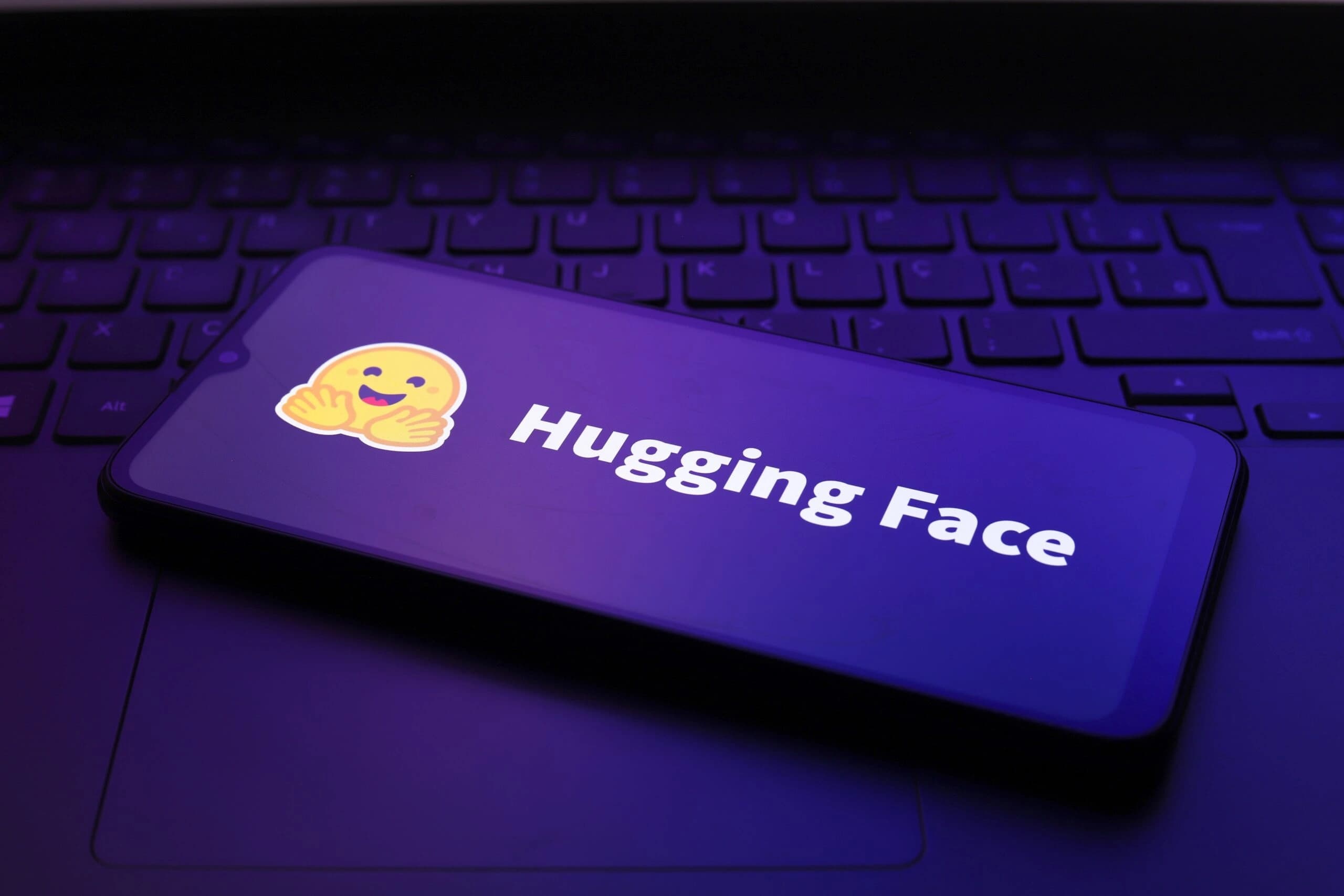 Logotipo da Hugging Face exibido na tela de um smartphone