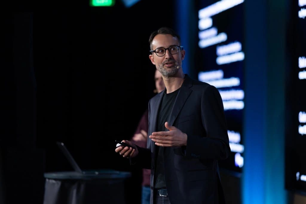 CEO da Kog, Gael Delalleau, em evento de IA da AMD