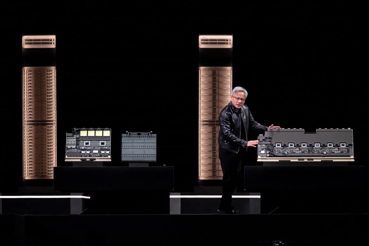 Jensen Huang apresenta um chip da Nvidia durante uma conferência da empresa