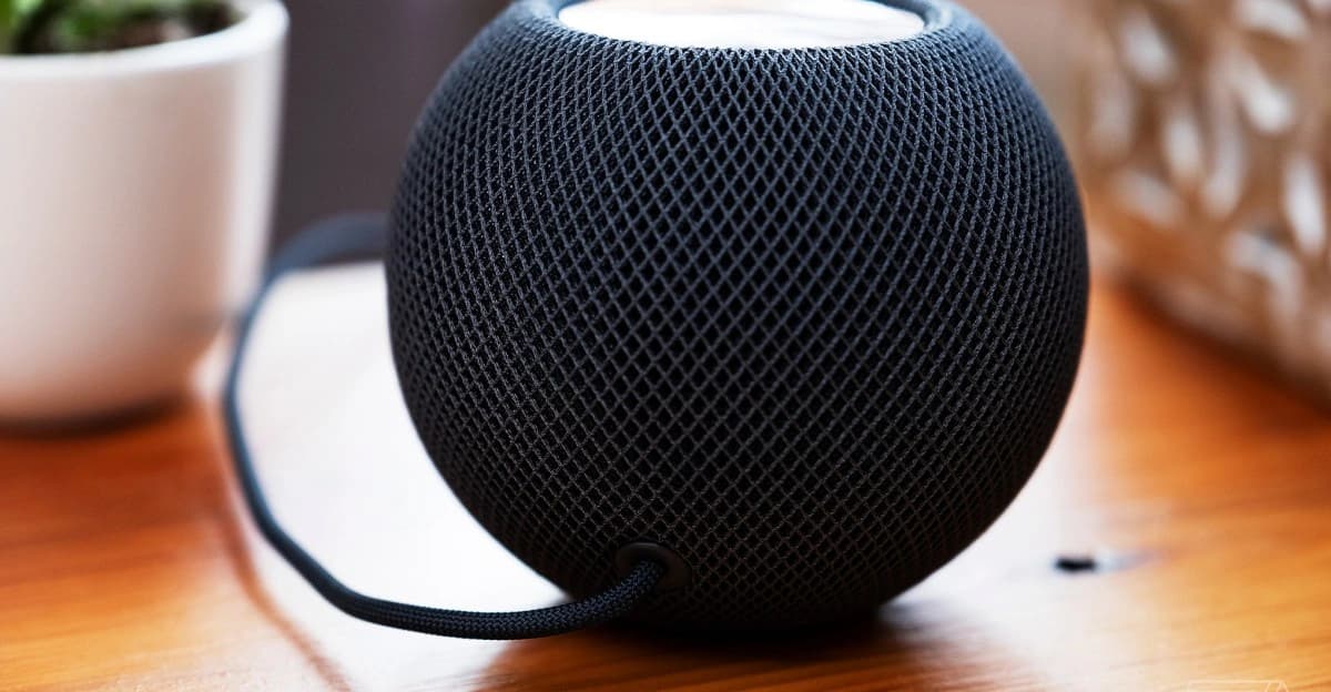 Dispositivos Apple posicionados sobre uma mesa, representando a linha de produtos da empresa