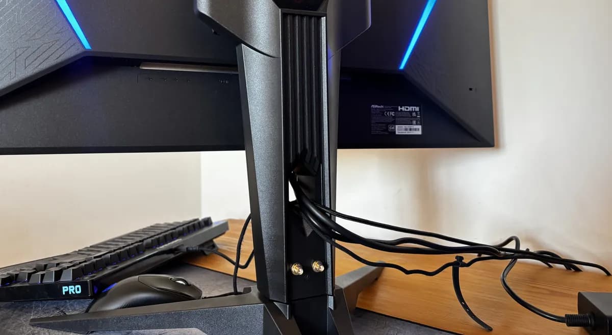 Monitor WOLED ASRock Phantom Gaming PGO32UFS mostrando display 4K