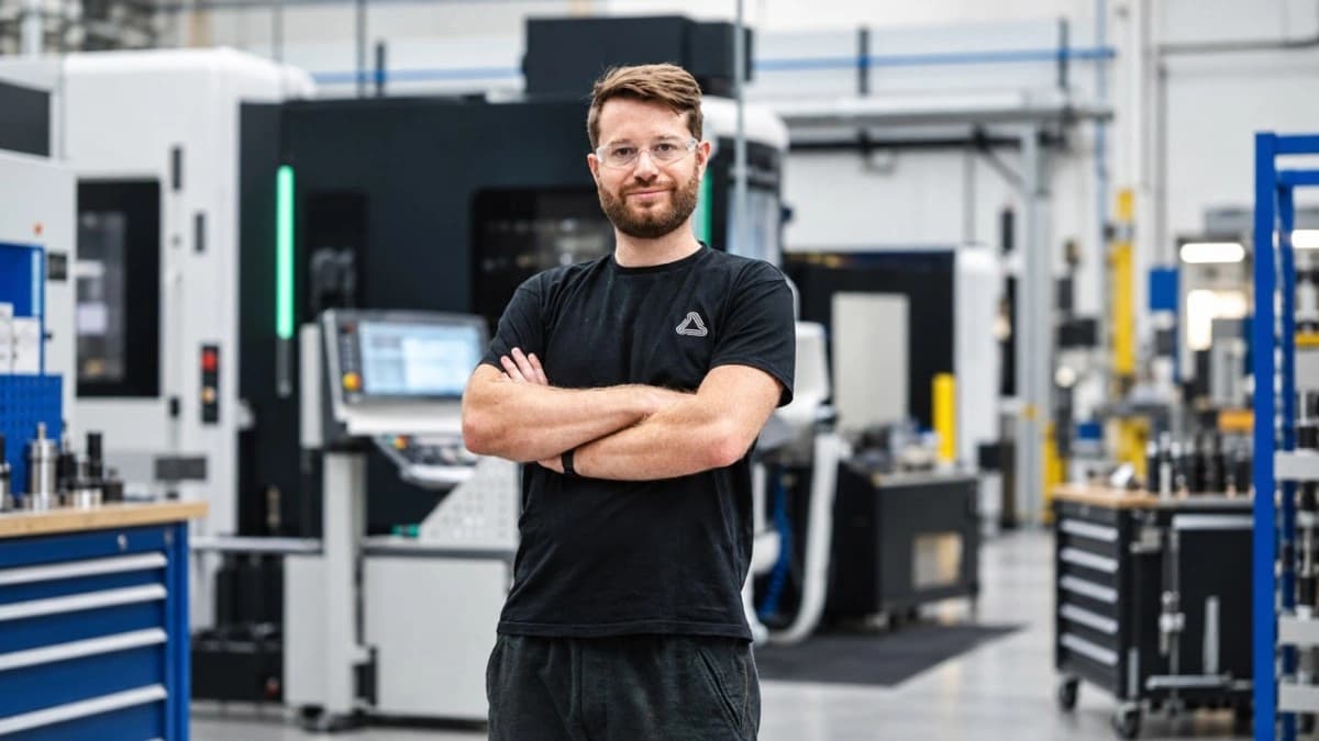 Theo Saville, cofundador da CloudNC, empresa que desenvolve software de IA para programação de máquinas CNC.