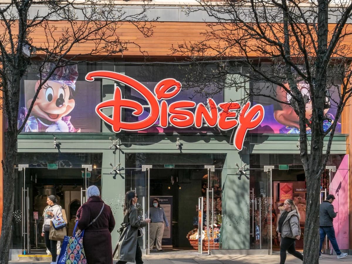 Fachada de uma loja da Disney, usada pelo TechCrunch para ilustrar a contratação de seu primeiro CTO.