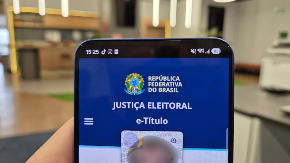 Tela do aplicativo e-Título em um celular, usada para ilustrar o golpe de falsa regularização eleitoral.