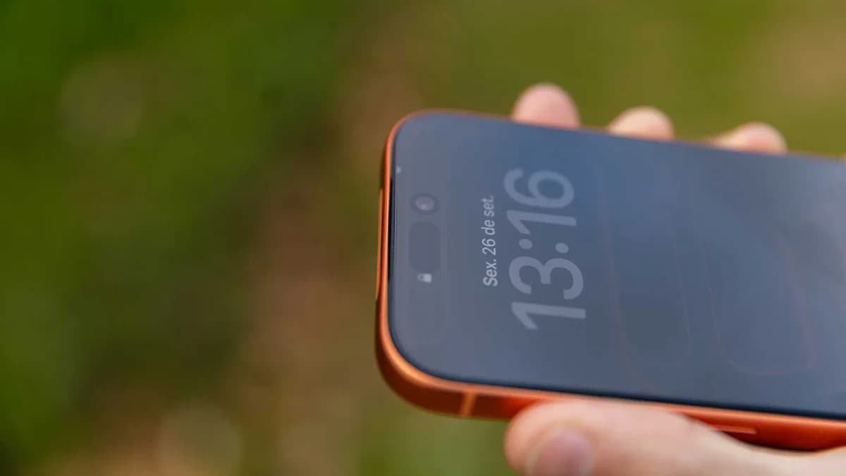 iPhone 17 Pro exibido em uma imagem de divulgação do Canaltech