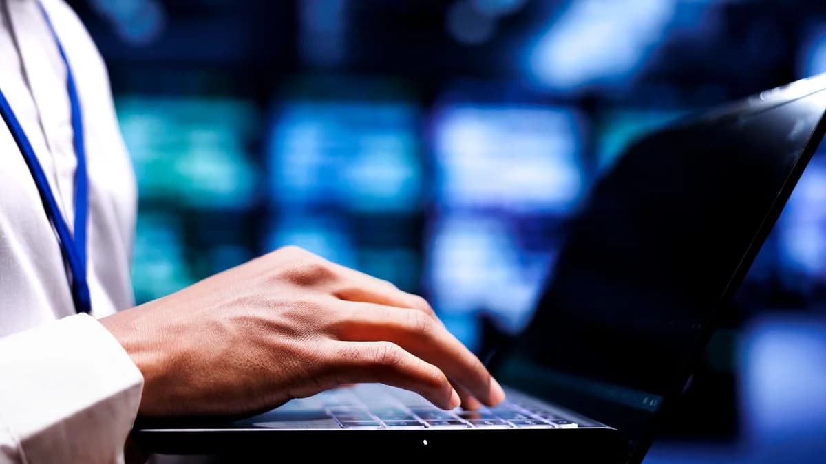 Pessoa usando notebook em ambiente corporativo, representação de sistemas legados