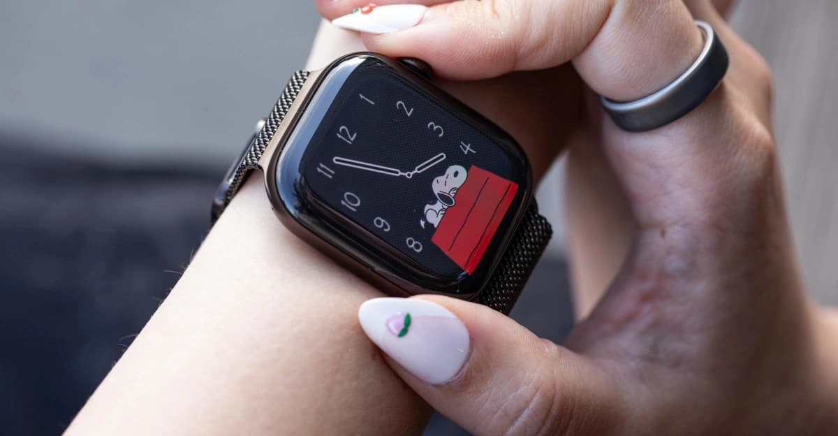 Apple Watch Series 12 exibido em uma imagem de produto da Apple