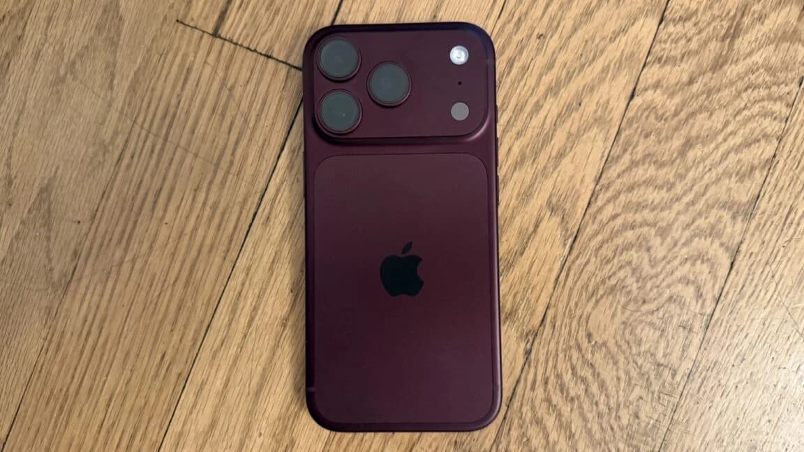 iPhone 18 Pro na cor vinho apoiado sobre uma superfície de madeira