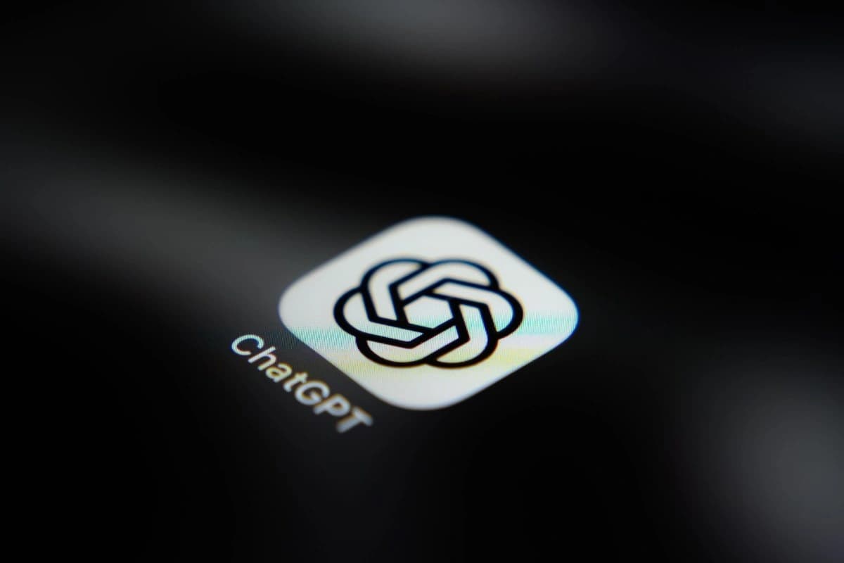 Ícone do aplicativo ChatGPT exibido na tela de um smartphone