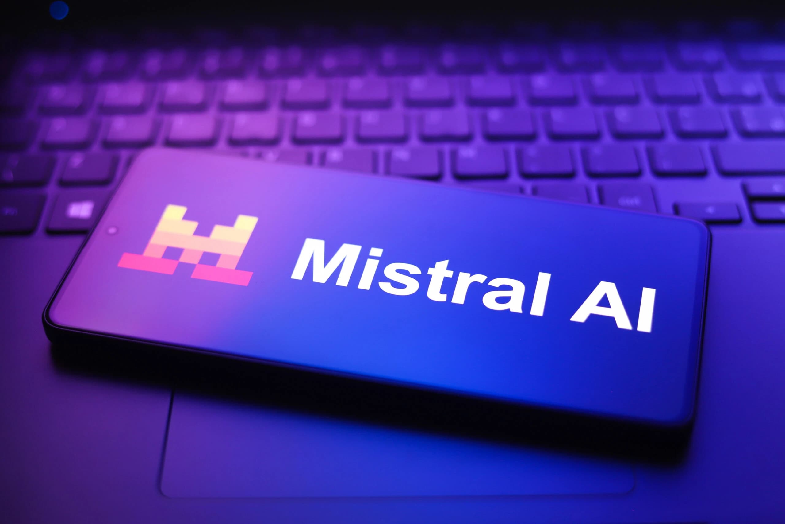 Logotipo da Mistral AI exibido na tela de um smartphone
