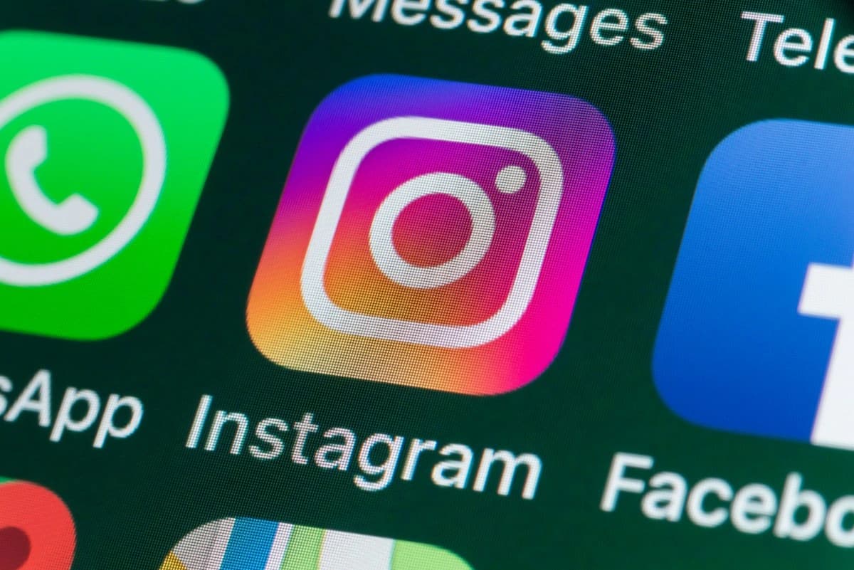 Ícone do Instagram sobre a tela de um celular