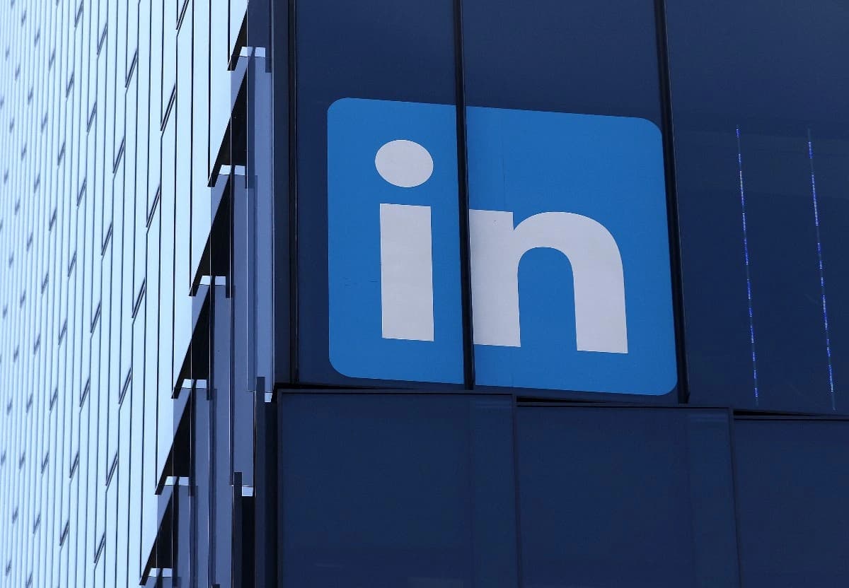 Logotipo do LinkedIn em uma fachada de escritório