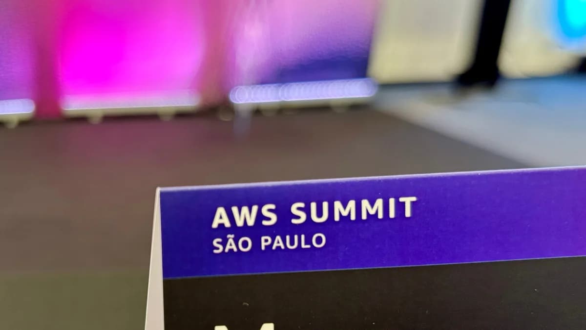 Participantes e estrutura do AWS Summit São Paulo 2026, evento sobre computação em nuvem e IA