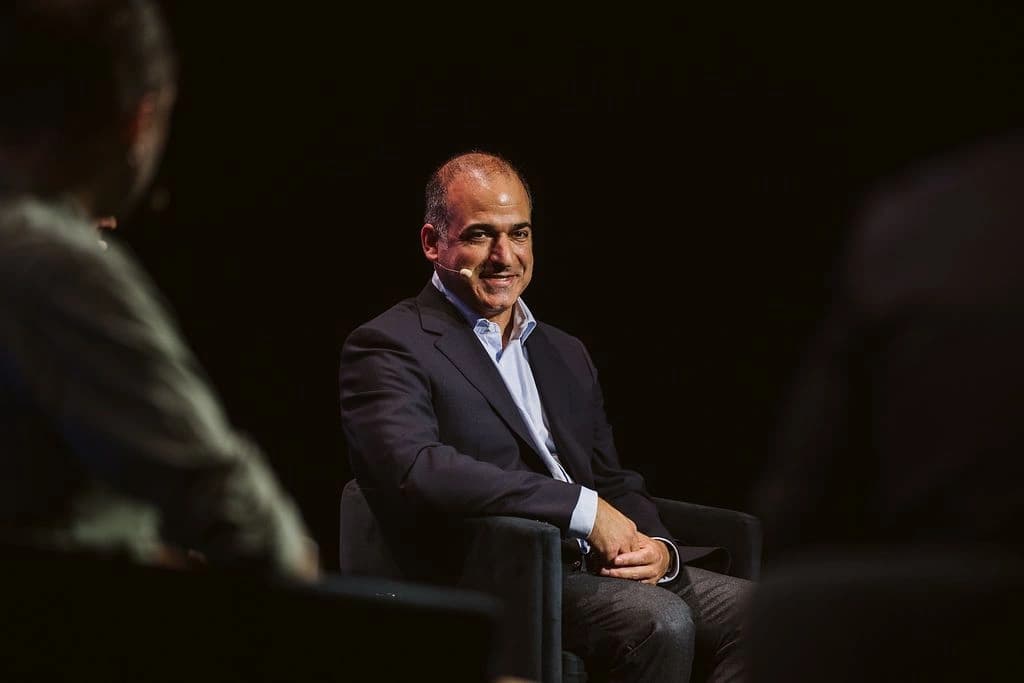 Pesquisadores debatendo inteligência artificial em conferência de tecnologia