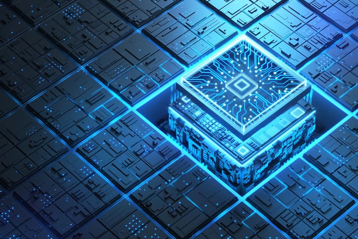 Detalhe de um circuito integrado sobre uma placa eletrônica azul