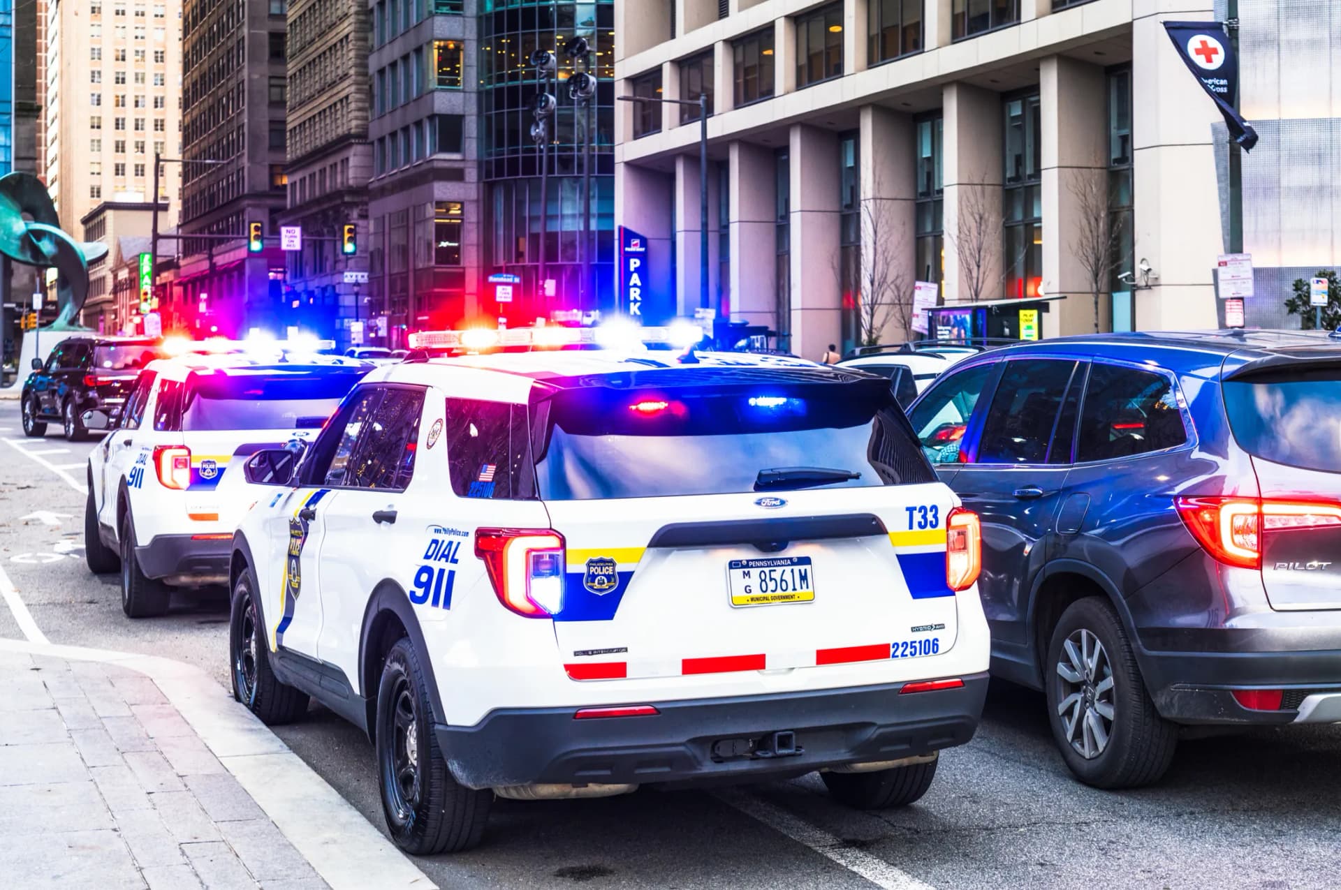 Viaturas policiais estacionadas em uma rua de Filadélfia durante a noite