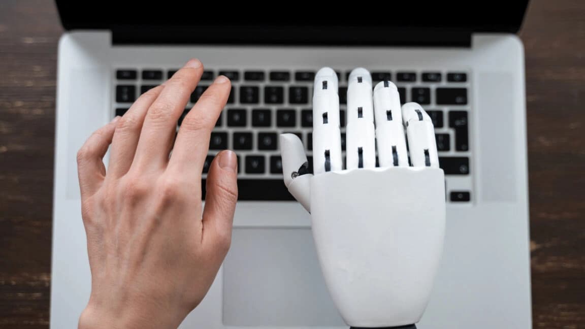 Pessoa programando em um computador, representando revisão de código gerado por IA