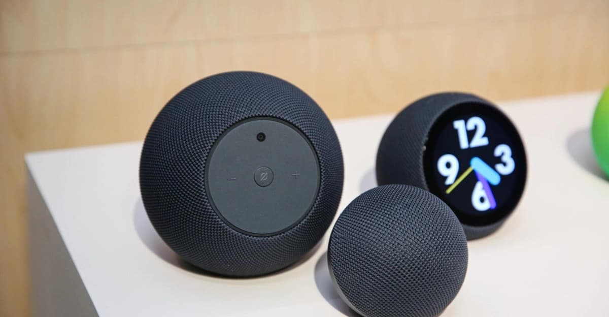 Echo Studio com câmera, Echo Dot e Echo Time da Amazon