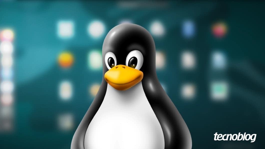 Mascote Tux do Linux em frente a uma tela de computador com o logotipo do Tecnoblog