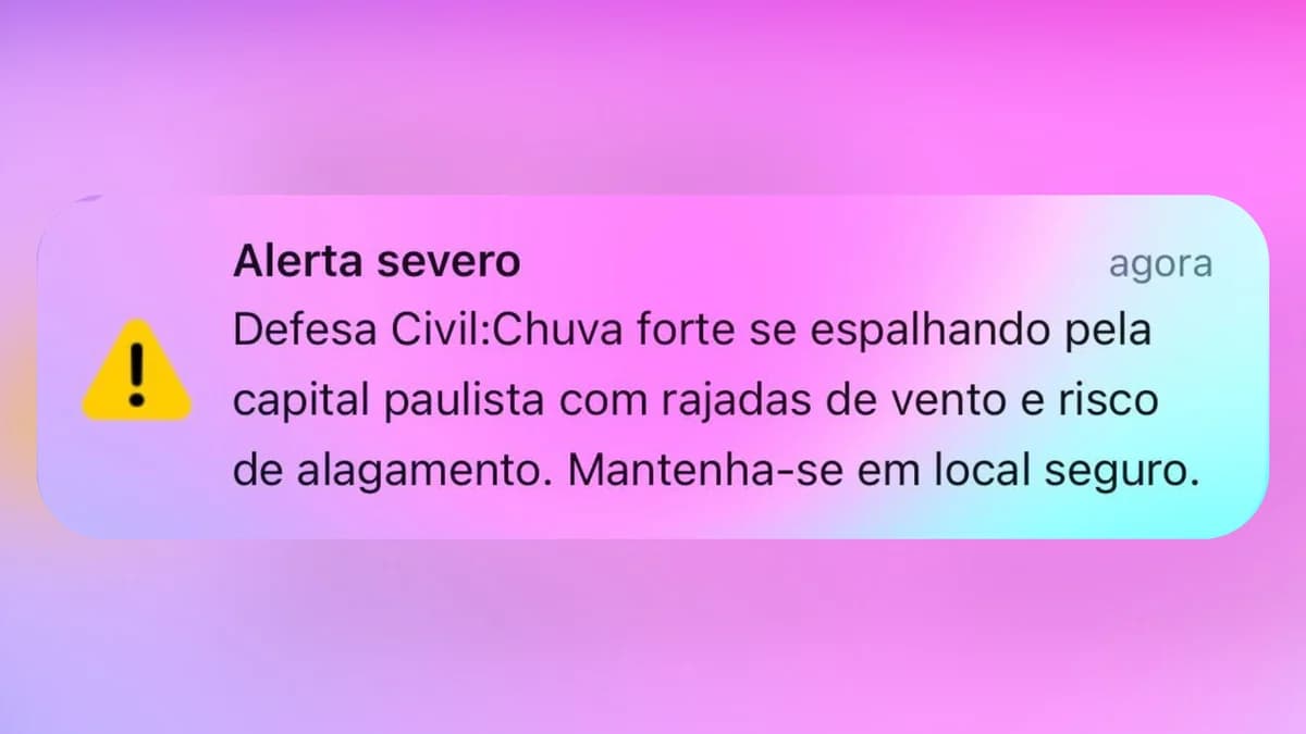 Aviso da Defesa Civil exibido em um celular durante uma situação de chuva intensa.