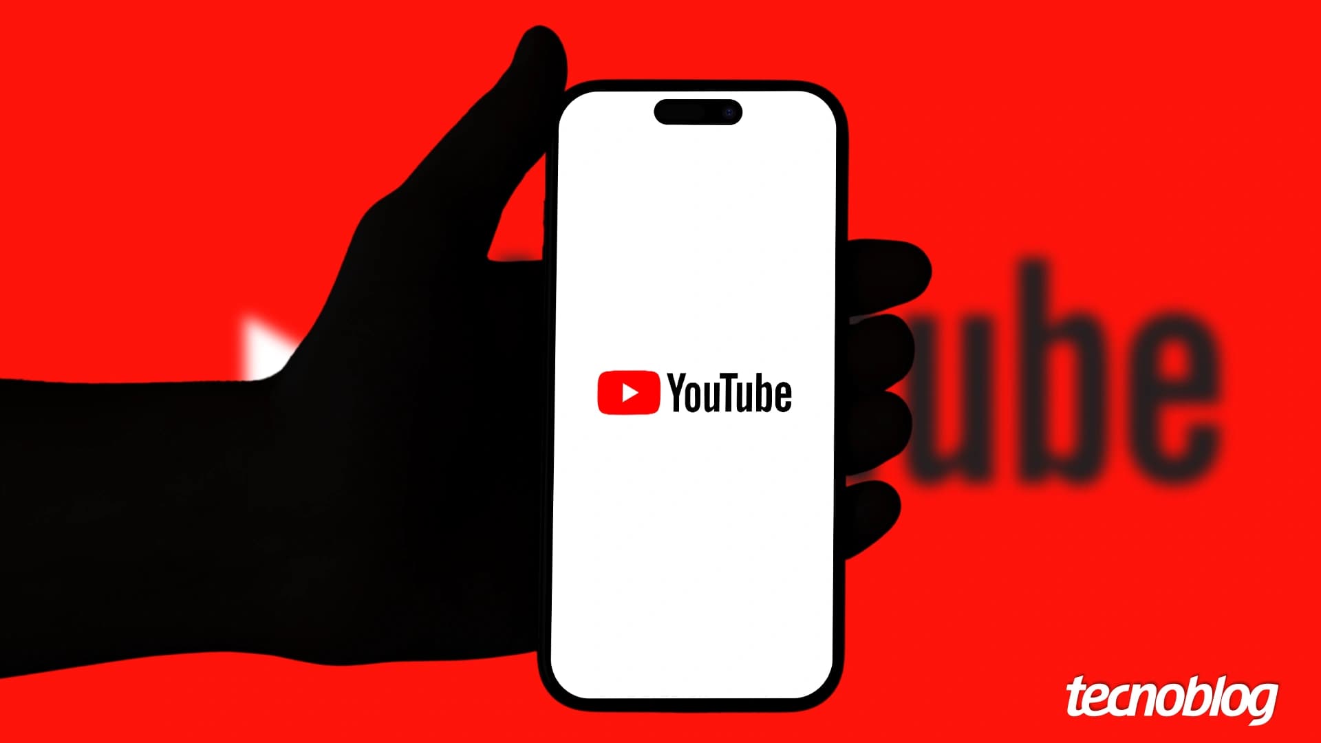 Celular exibindo o aplicativo YouTube em imagem do Tecnoblog