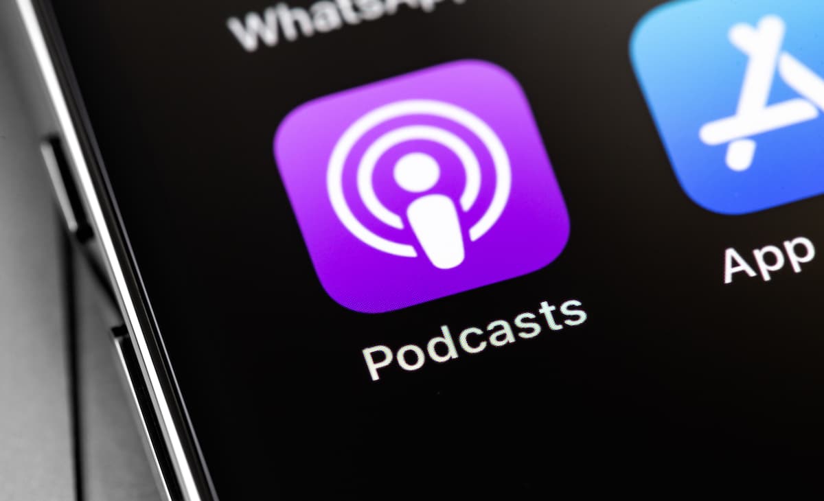 Aplicativo Apple Podcasts exibido na tela de um iPhone