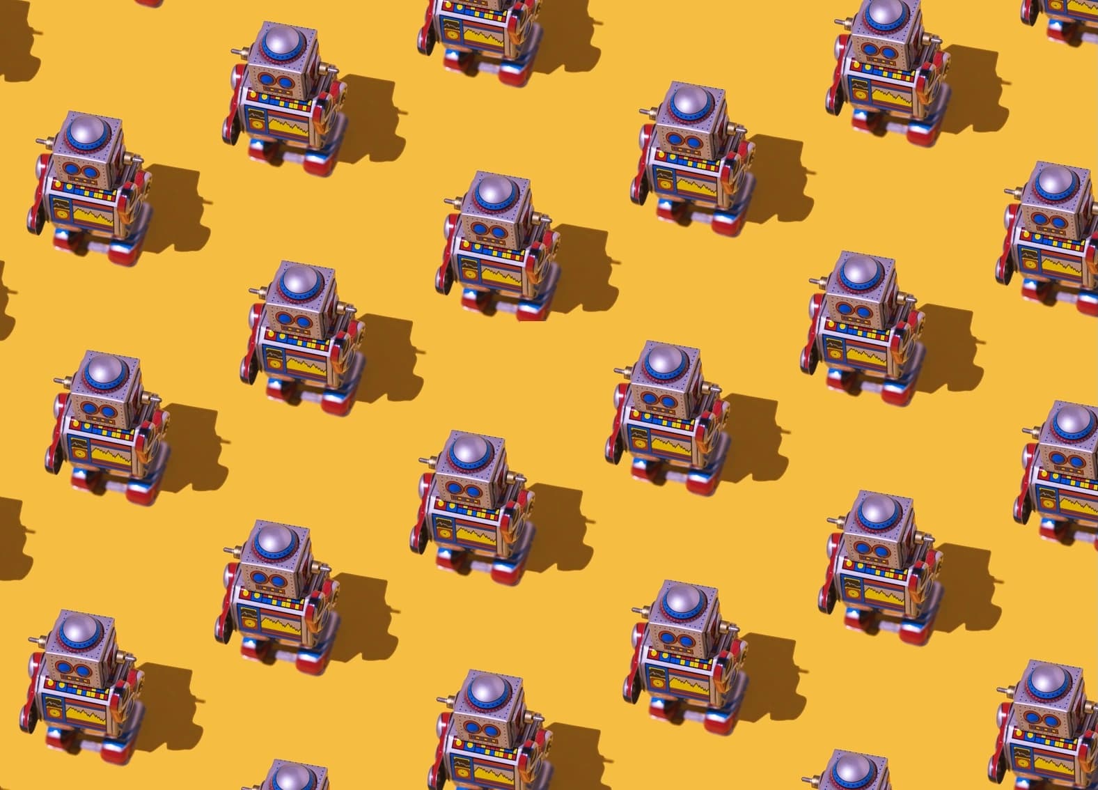 Relógios e robôs de brinquedo em uma composição que representa relatórios automatizados de vulnerabilidades