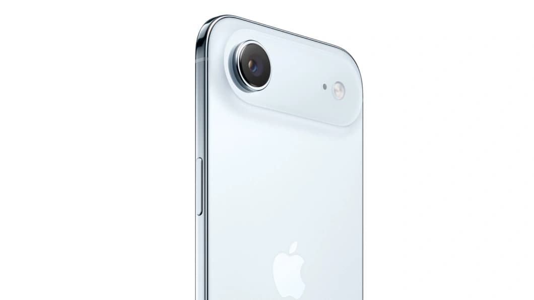 iPhone Air branco sendo segurado por uma mão, com o corpo ultrafino visível de perfil