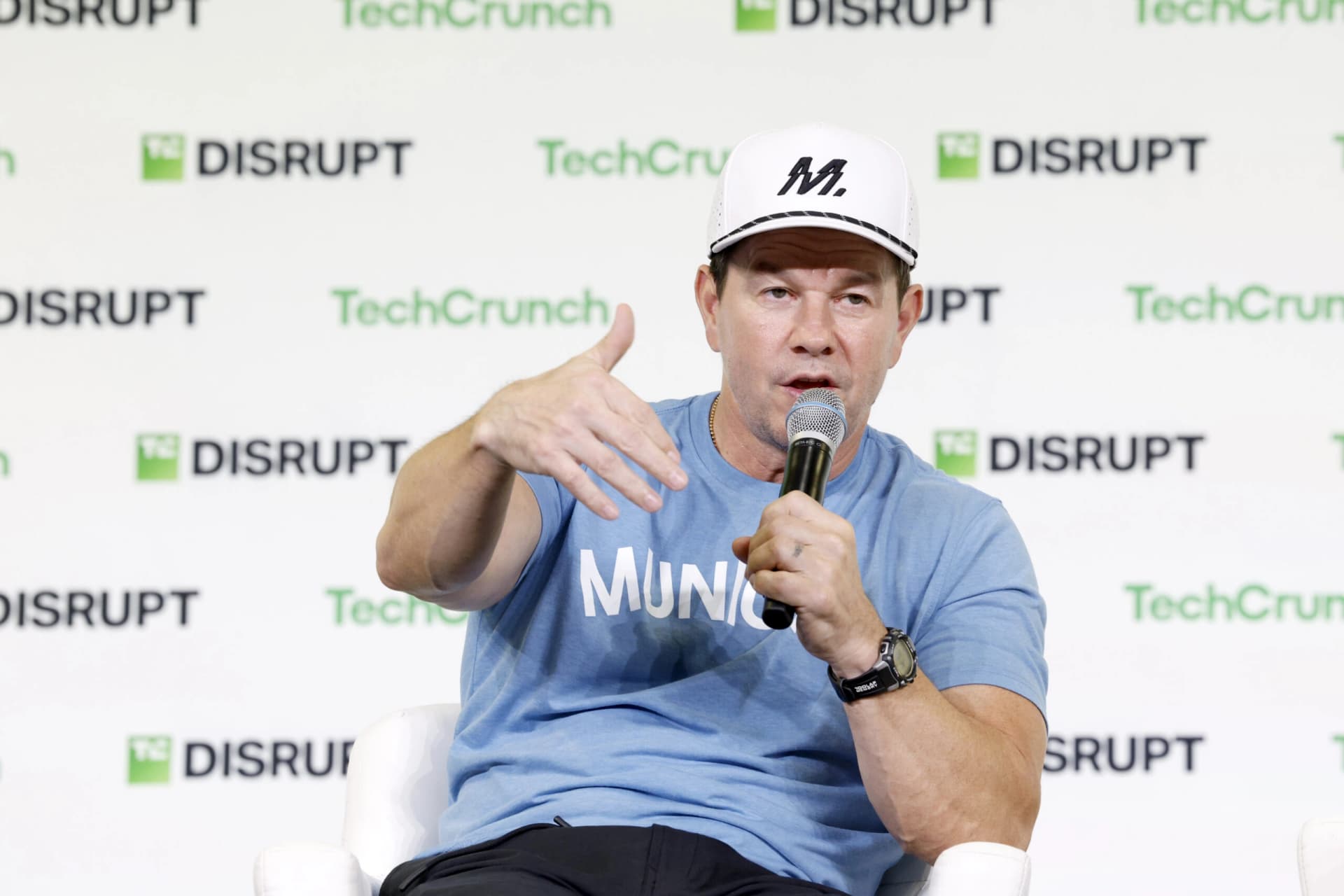 Mark Wahlberg falando no palco durante o TechCrunch Disrupt 2026 em São Francisco